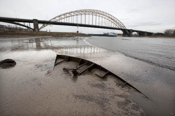 \"Nijmegen, 4-12-2011 . Laagwater in het haventje. Woonboten raken de bodem, ouwe ankers en fietsen komen boven\"