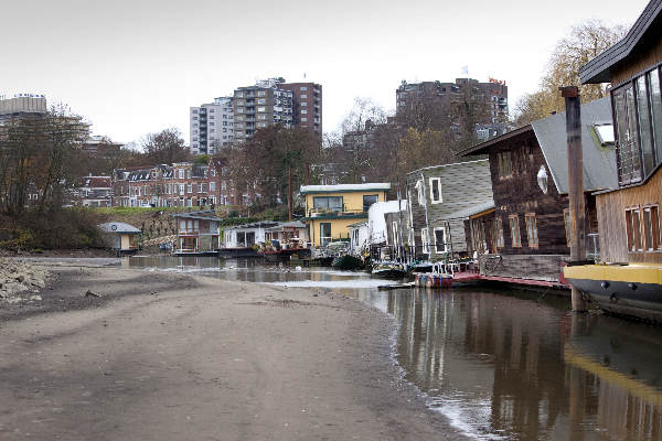 \"Nijmegen, 4-12-2011 . Laagwater in het haventje. Woonboten raken de bodem, ouwe ankers en fietsen komen boven\"