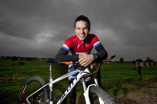 \"Millingen, 6-10-2011 . Mountainbiker Gijs Derksen doet mee aan de Nederlandse mountainbike kampioenschappen marathon (105 km)\"