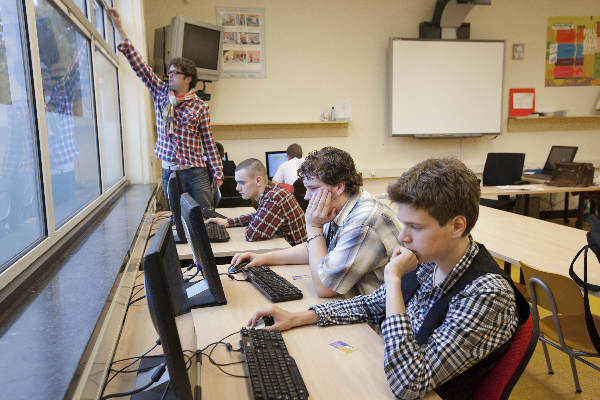 \"Nijmegen, 6-10-2011 . Kinderen St. Jorisschool vullen EMOVO onderzoek in\"