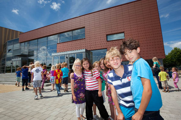 \"Malden, 7-7-2011: kinderen die aankomen bij nieuwbouw basisschool de Komeet bij Broeksingel .\"