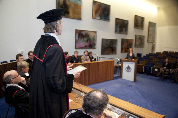 \"Nijmegen, 6-12-2011 . Zorgheld Bas Bloem leest de laudatio vanaf zijn I-pad bij de promotie van Charlotte Haaxma\"