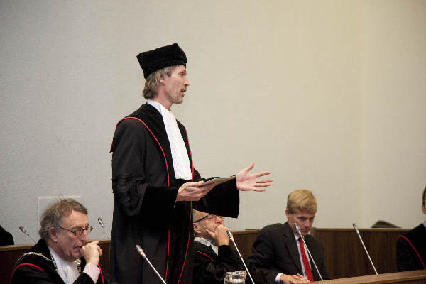 \"Nijmegen, 6-12-2011 . Zorgheld Bas Bloem leest de laudatio vanaf zijn I-pad bij de promotie van Charlotte Haaxma\"