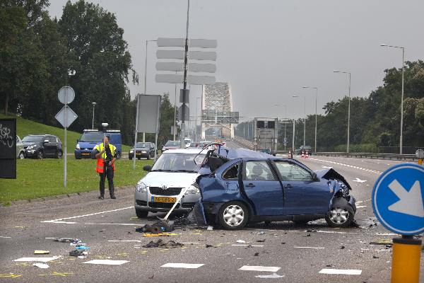 \"Nijmegen, 6-8-2011 . Verkeersongeluk op Trajanusplein, Waalbrug met 4 auto\'s en 8 gewonden.Een van de gewonden is in het ziekenhuis overleden.\"