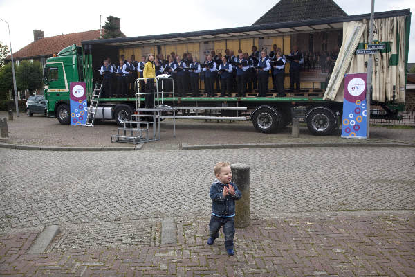 \"Randwijk, 8-10-2011 . Elster Mannenkoor speelt buiten ivm 10 jaar Overbetuwe\"