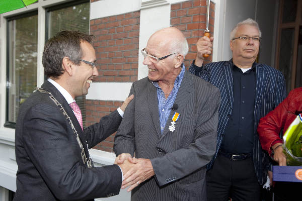 \"Nijmegen, 8-10-2011 . Onthulling plaquette 40 jaar COC. Jos Kocken krijgt ko, lintje van Jan vd Meer\"