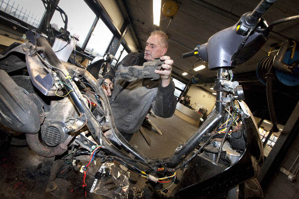 \"Groesbeek, 8-12-2011 . Sanders tweewielers sloopt en recycleert brommers\"