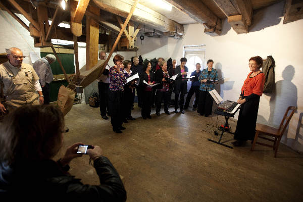 \"Kekerdom, 9-10-2011 . klassiek koor Capella Rosa geeft concertje op de maalzolder\"