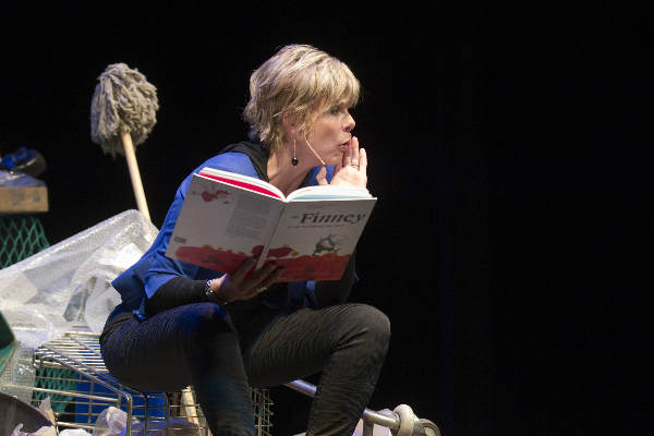 \"Nijmegen, 9-10-2011 . Kinderboekenfeest in Lindenberg. Prinses Laurentien leest voor uit eigen werk\"