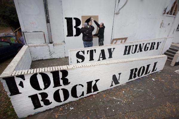 \"Nijmegen, 10-11-2011 . Band Black Bottle Riot bij Doornroosje. De bandleden gaan de pui van Roosje bespeuren met grafitti als aanloop naar hun cd-releaseparty op vrijdag in Roosje.\"