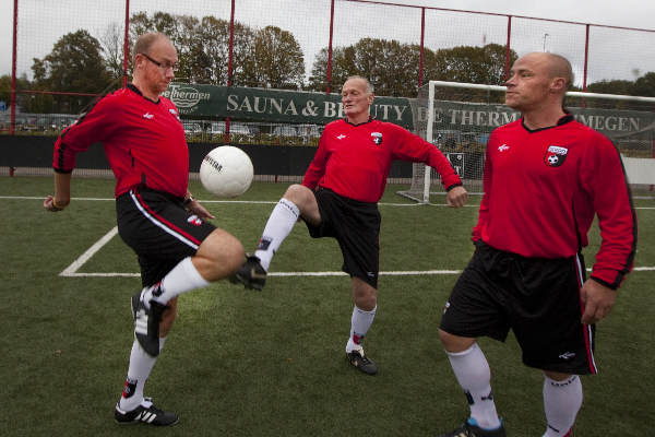 \"Malden, 11-10-2011 . Familieportret op het voetbalveld. Gilbert, Mark en vader Martin de Beijer spelen in hetzelfde team bij Union\"