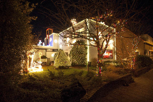 \"Nijmegen, 11-12-2011 . Het begint weer.. Molenweg 190 Kerstsfeer, versierde huizen\"