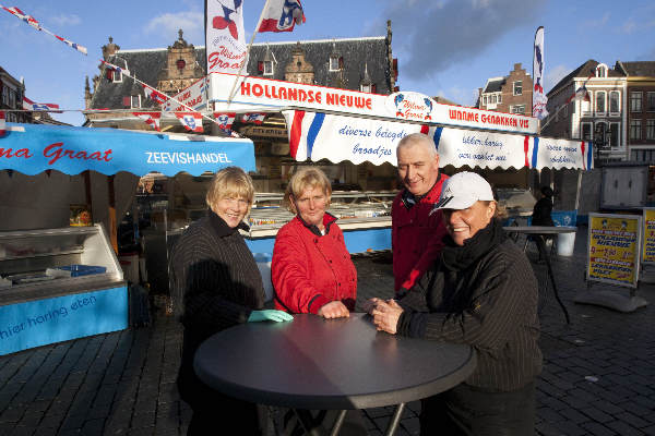 \"Nijmegen, 12-12-2011 . Zeevishandel Graat op de markt.\"