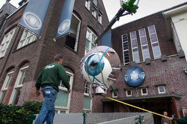 \"Nijmegen, 14-7-2011 . Muzieum, Nieuwe Markstraat ,  Enorm oog wordt uit Muzieum getakeld\"