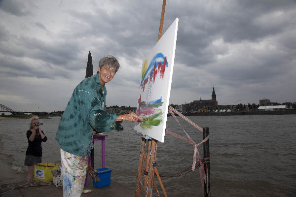 \"Nijmegen, 16-7-2011 . Zomerfeesten, Vierdaagse Nijmegen, Valkhofaffaire Valkhof, Habana, Hannie Kunst maakt eerte schilderij ivm kunstprojekt.\"
