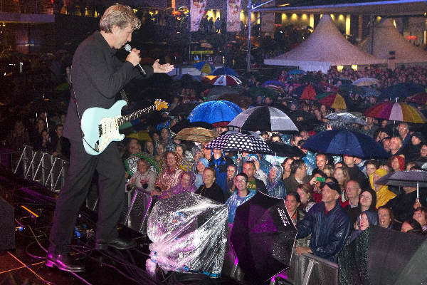 \"Nijmegen, 16-7-2011 . Zomerfeesten, Vierdaagse Nijmegen, Valkhofaffaire Valkhof. Frank Boeijen aan de Waalkade\"