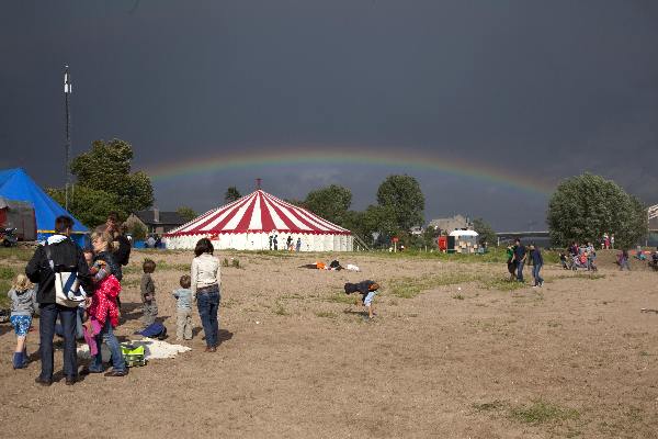 \"Nijmegen, 17-7-2011 . Zomerfeesten, Valkhofaffaire Valkhof,
Habana, Lents strand, regenboog\"