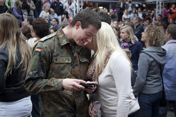 \"Nijmegen, 18-7-2011 . Zomerfeesten, Vierdaagse Nijmegen, Koningsplein. Und, hasst du ein freund/in?\"