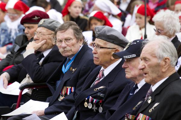 \"Driel, 17-9-2011 . Herdenking bij het Polenmonument op het Polenplein in het centrum van Driel. Met nog tien Poolse veteranen\"