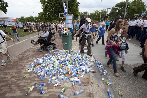 \"Nijmegen, 19-7-2011 . Vierdaagse, Volgend jaar grotere vuilnisbak bij Kelfkensbos bij Peemanhuisje.\"