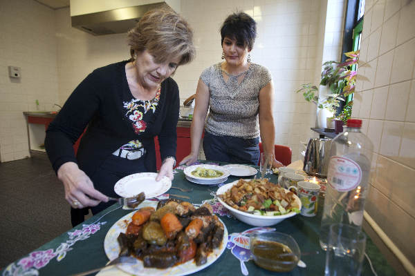 \"Nijmegen, 19-12-2011 . Hend Khalaf heeft een verblijfsvergunning gekregen, nog een paar dagen in asielzoekerscentrum. nieuwjaar kan ze waarschijnlijk in haar nieuwe huis in wijchen vieren, Jet Migo is buddie\"