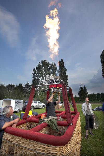 \"Nijmegen, 21-7-2011 .  Luchtballon, gastest.\"