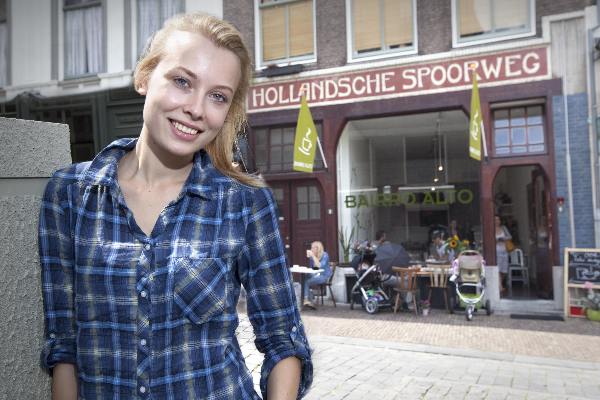 \"Nijmegen, 21-7-2011 . Marleen de Kort, jonge onderneemster van 22 jaar, in haar broodjes/lunchzaak aan de Kannenmarkt 6\"