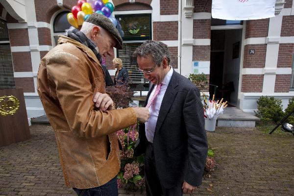 \"Nijmegen, 8-10-2011 . COC 40 jaar, aanbieden plaquette  Jac Splinter, Beerten, vd. Meer\"