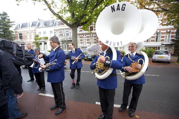 \"Nijmegen, 8-10-2011 . COC 40 jaar, aanbieden plaquette  Jac Splinter, Beerten, vd. Meer\"