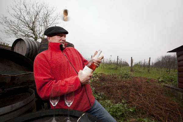 \"Groesbeek, 21-12-2011 . Freek Verhoeven ontkurkt de Bubbeltjeswijn uit Groesbeek bij de Colonje\'s.\"