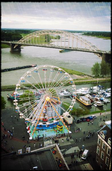 \"Nijmegen, 22-7-2011 . Zomerfeesten, Vierdaagse Nijmegen, Valkhofaffaire Valkhof. In de hefkraan bij de Lindenberg\"