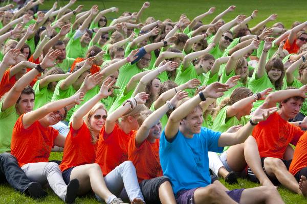 \"Nijmegen, 22-8-2011 . intro pabo-studenten Groenewoudseweg. Do the Bob\"