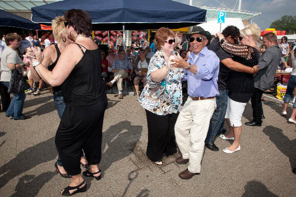 \"Nijmegen, 26-6-2011 . Kleurrijk Hatert Multicultifestival, Dansen bij salsaband\"