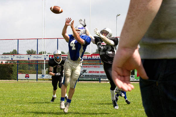 \"Nijmegen, 26-6-2011 . american football Pirates-Falcons, Arnhem Falcons en Nijmgen Pirates zijn al zo goed alz eker om eem plekje in de playoffs, sportpark van Hatert\"