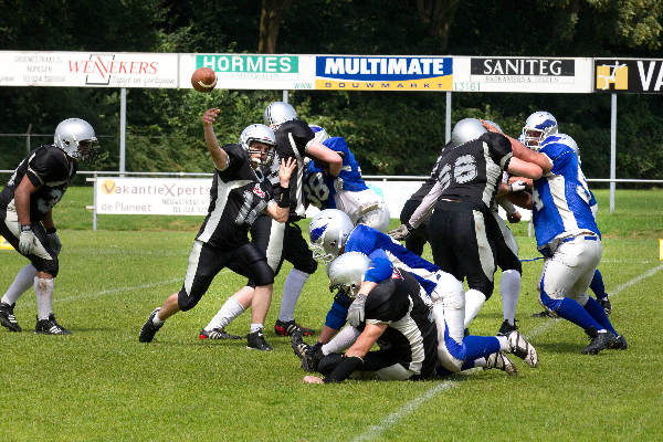 \"Nijmegen, 26-6-2011 . american football Pirates-Falcons, Arnhem Falcons en Nijmgen Pirates zijn al zo goed alz eker om eem plekje in de playoffs, sportpark van Hatert\"