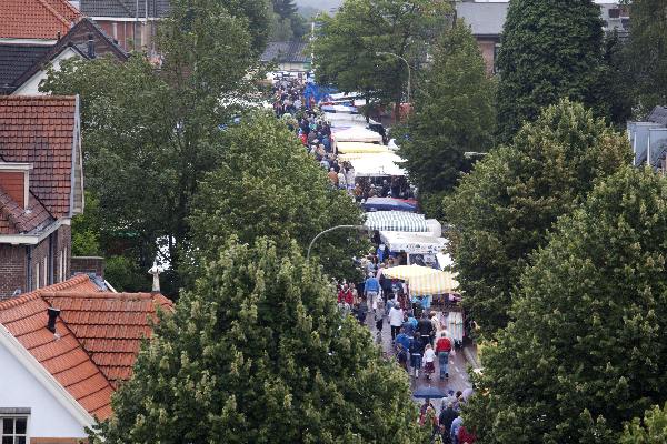 \"Groesbeek, Jaarmarkt en gemeentehuis vanuit de hoogwerker., 26-7-2011:\"