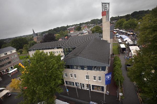 \"Groesbeek, Jaarmarkt en gemeentehuis vanuit de hoogwerker., 26-7-2011:\"