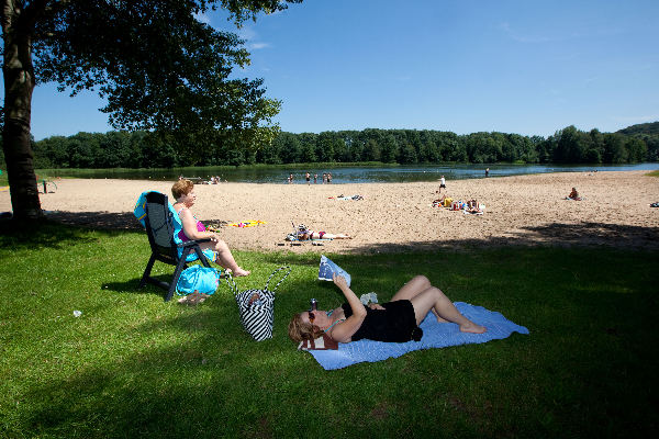 \"Nijmegen, 27-6-2011 . 30 graden in Nijmegen, Wylerbergmeer\"