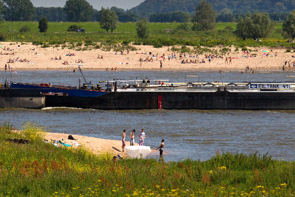 \"Nijmegen, 27-6-2011 . 30 graden in Nijmegen, Waalstrandje vanaf Lentse kant\"