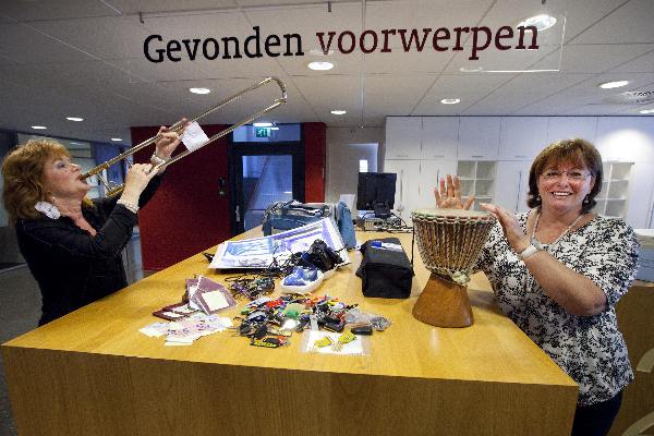 \"Nijmegen, 28-7-2011 . Gevonden voorwerpen. Liggen op gemeente-afdeling, te vinden in Stadswinkel. Trombone deel.\"