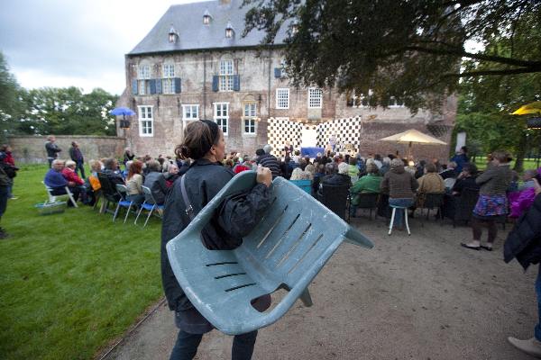 \"Hernen, 27-8-2011 . theatergroep trammelant speelt op twee platte karren, publiek moet eigen stoel meebrengen\"