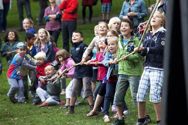 \"Nijmegen, 28-8-2011 . Gebroeders van Limburg. Kronenburgpark. Kinderen vuren de Blijde af. Zij trekken het touwtje uit de startblokkering\"