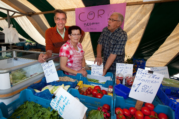 \"Nijmegen, 30-6-2011 . Marktkoopman Roeffen staat voor de laatste keer  (al 50 jaar) op de markt\"