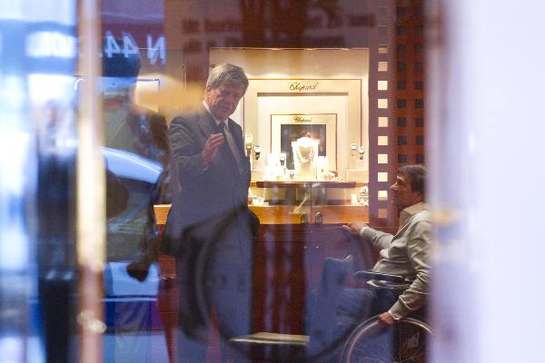 \"Nijmegen, 30-8-2011 . Minister Opstelten bezoekt juwelier Kamerbeek die tengevolge van een overval in een rolstoel zit\"