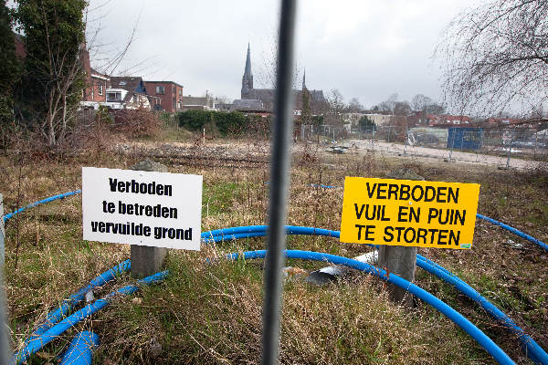 \"Nijmegen, 28-3-2011 . Borden met verboden te storten en giftige grond op voormalig smit draadterrein. welk bord stond nou het eerste? Groenestraat\"