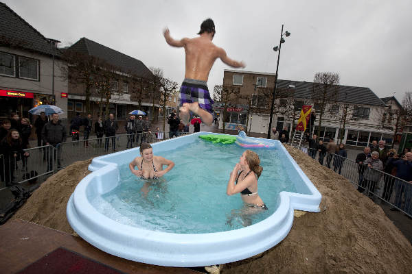 \"Wijchen, 1-1-2012, Nieuwjaarsduik op de markt\"