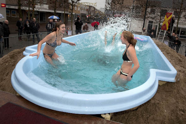 \"Wijchen, 1-1-2012, Nieuwjaarsduik op de markt\"