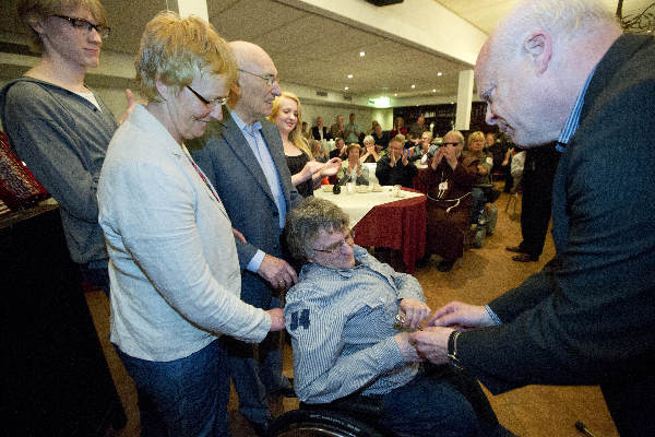 \"Wijchen, 1-5-2012 . Jan Troost krijgt zilveren PVDA roos\"