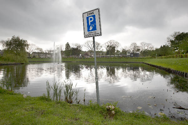\"Nijmegen, 3-5-2012 . Houtlaan/Burggraafstraat . In/bij vijver staat bord \'Parkeerzone, betaald parkeren\'\"