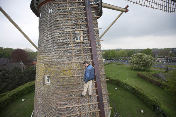 \"Wijchen, 3-5-2012 . molen (bronckhorstlaan 11)  molenwerkers zijn bezig in wieken\"